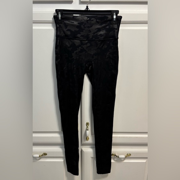 Spanx Faux Leather Camo Leggings Matte Black Combo Women’s Size Medium - Picture 2 of 8